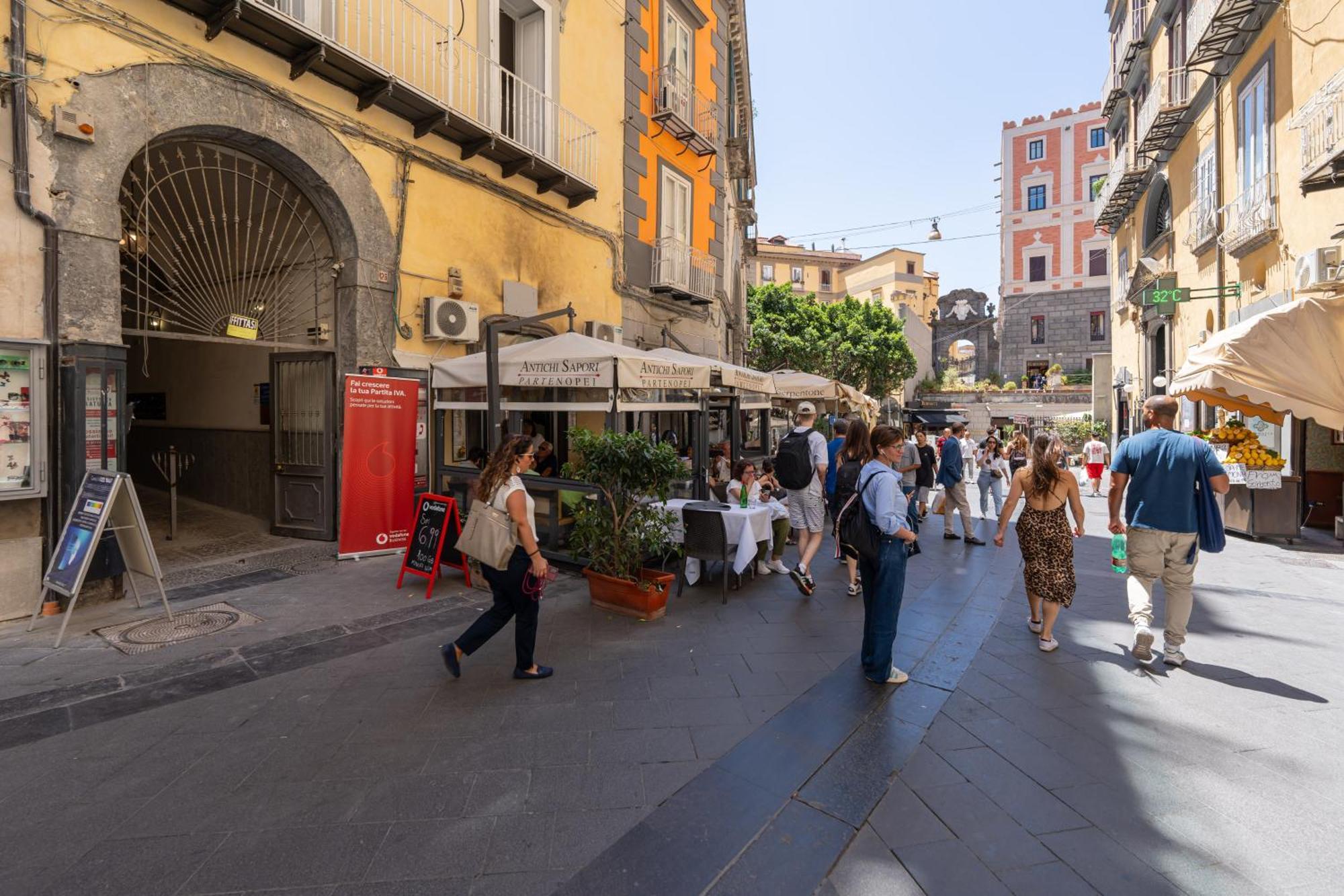 Aristocrat Chiaia Bridge Apartment Naples Exterior photo